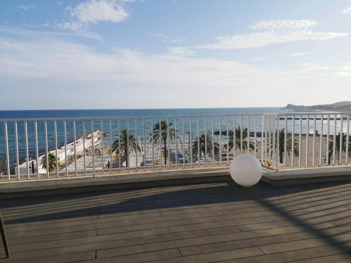 Appartement Atico Con Fantasticas Vistas Al Mar Y La Iglesia à Sitges Extérieur photo