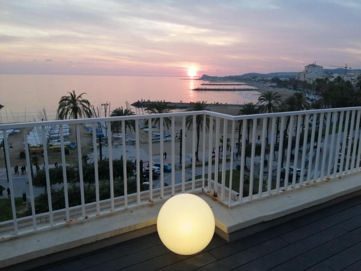 Appartement Atico Con Fantasticas Vistas Al Mar Y La Iglesia à Sitges Extérieur photo
